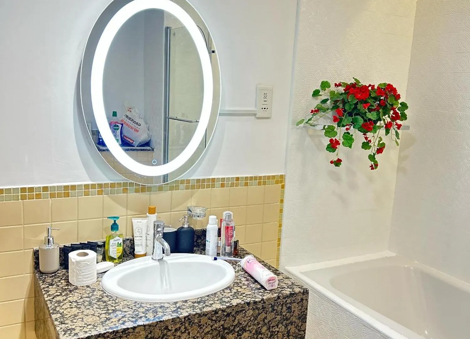 Room For Rent, African Inspired Style With Stunning Sea View In Jbr Dubai Homestay
